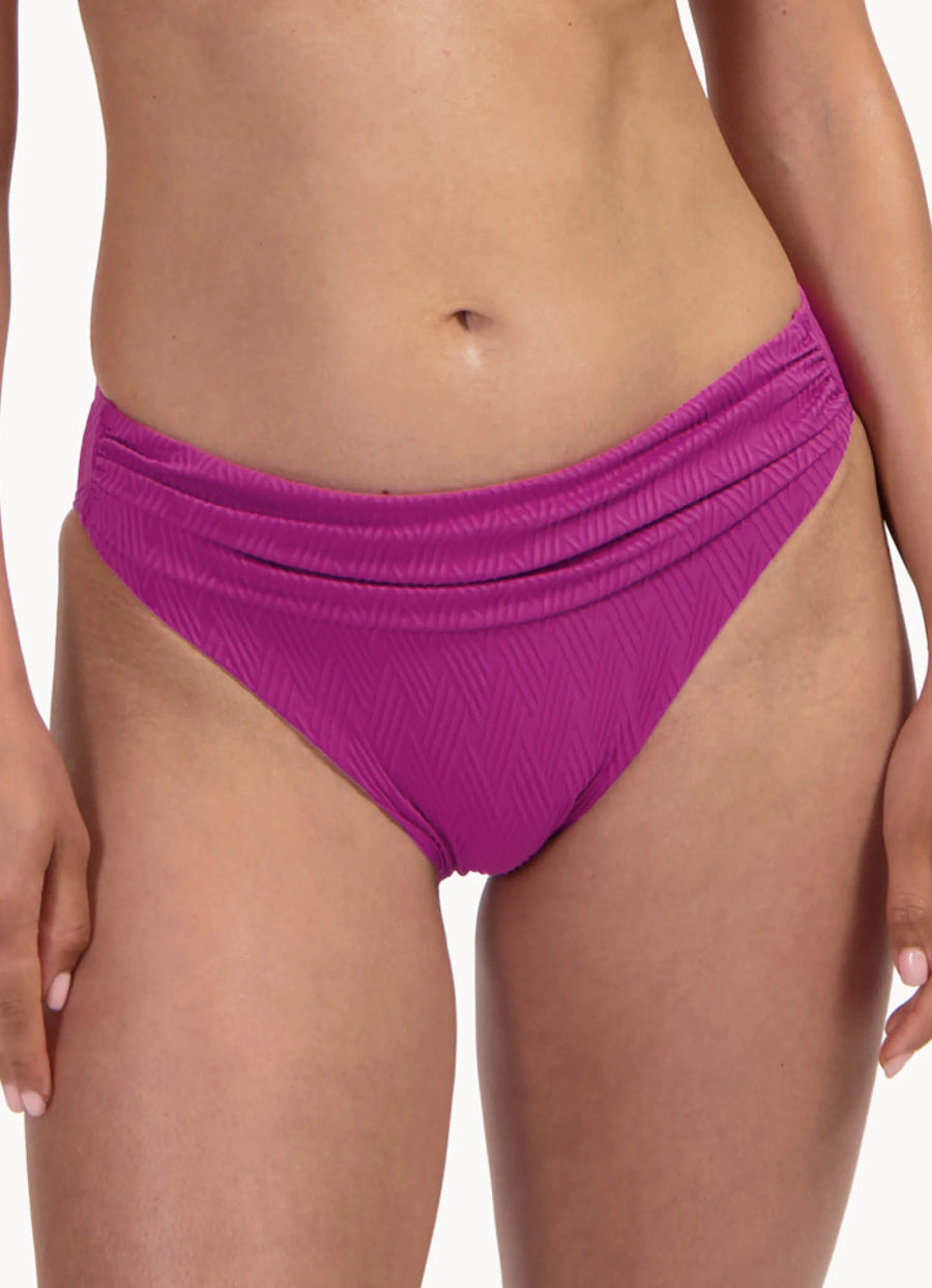 Cyell Texture Viola bikinislip met plooien in fuchsia paars