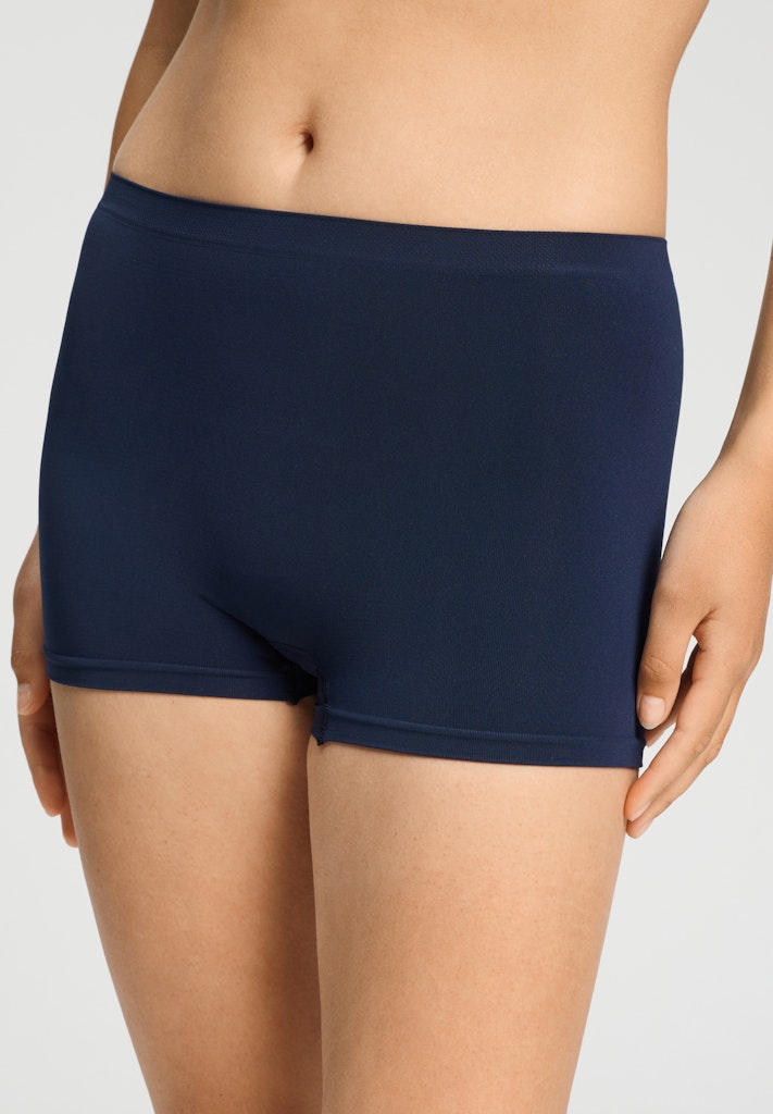 Hanro Touch Feeling short in deep navy