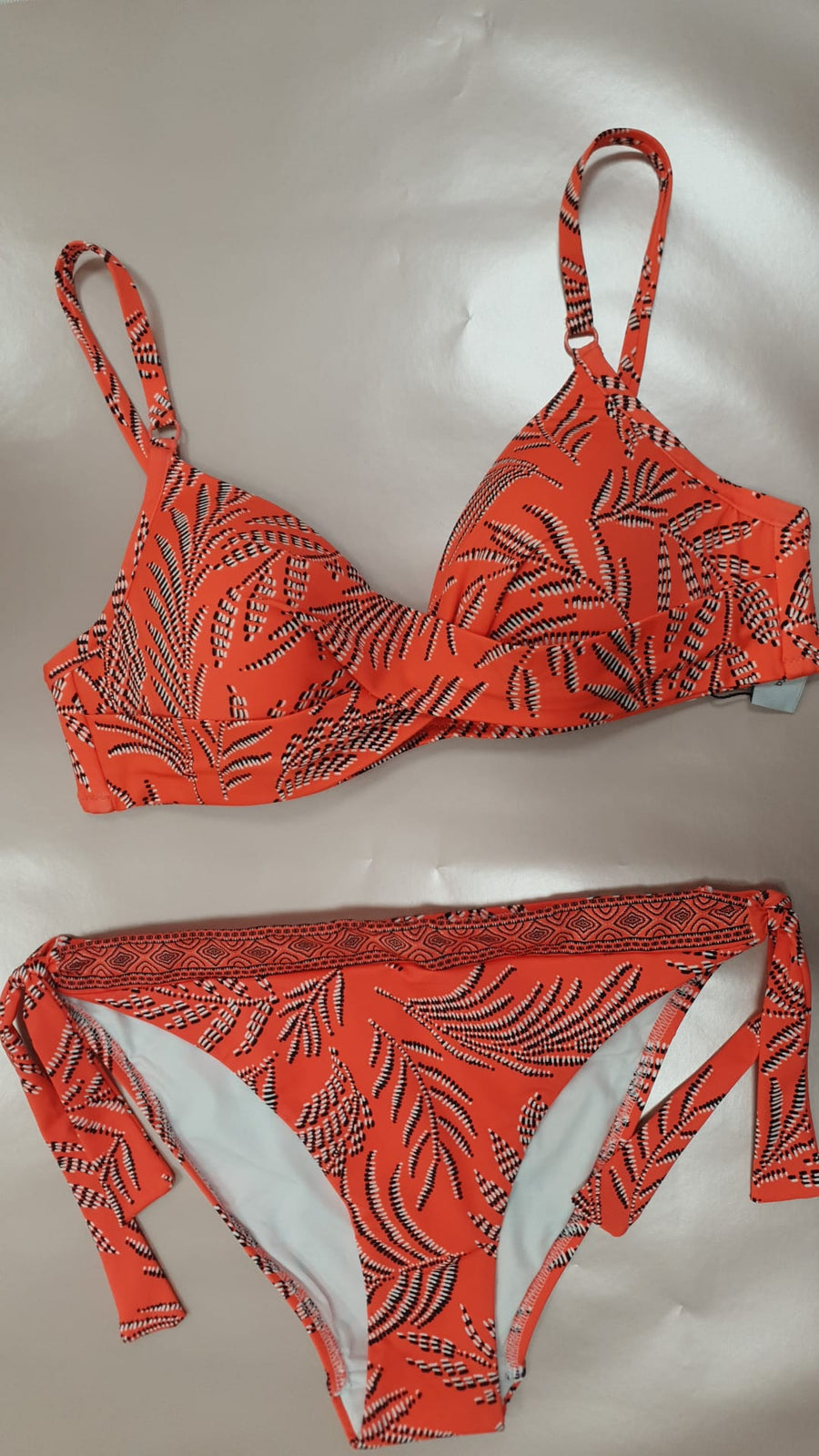 Tessy Martinica bikini in neon oranje
